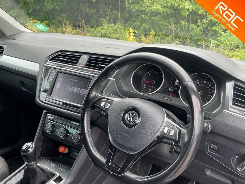 View VOLKSWAGEN TIGUAN 2.0 TDI BlueMotion Tech SE Navigation 4Motion Euro 6 (s/s) 5dr
